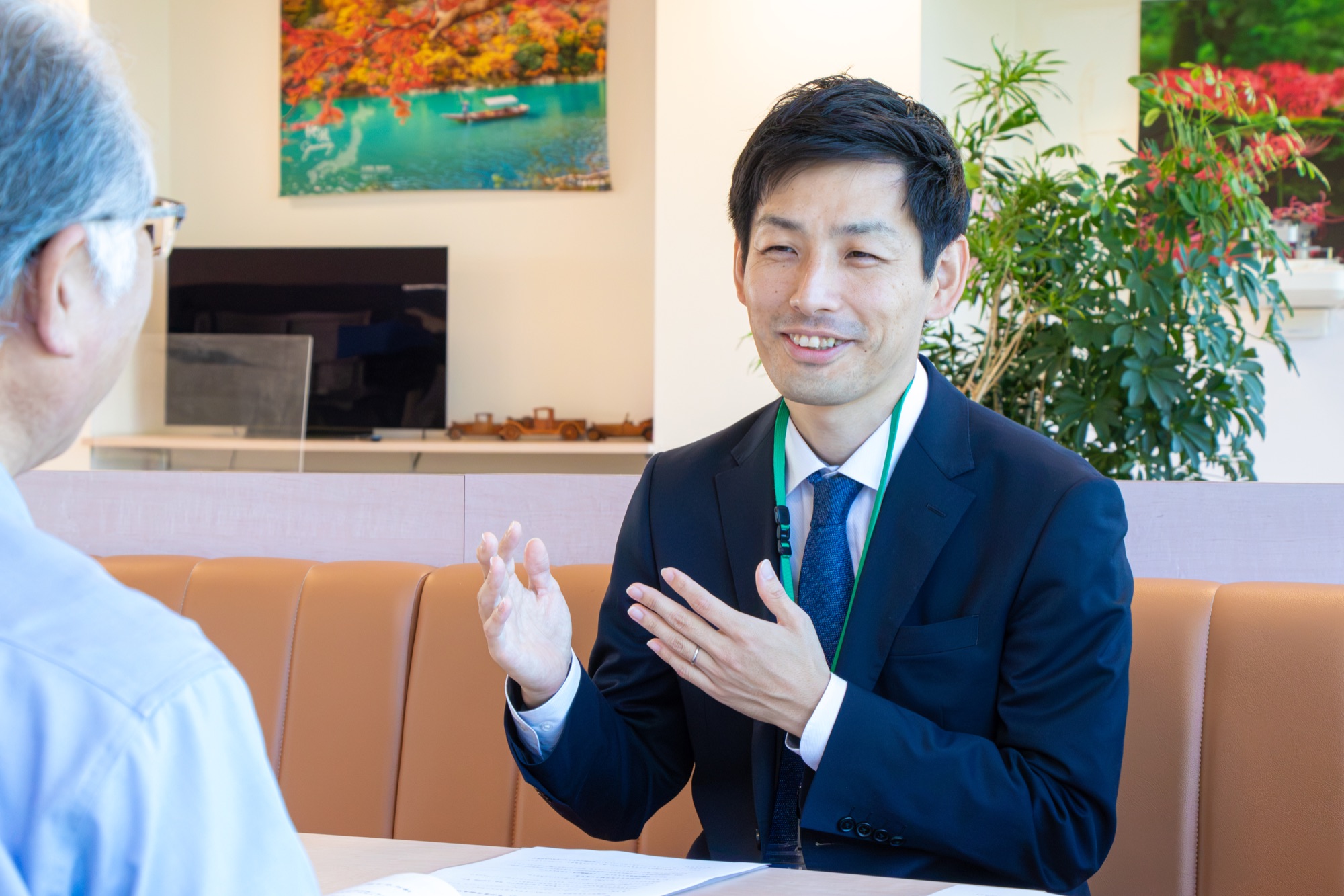 身ぶりを交えて取材に答える田中産業株式会社の採用担当者