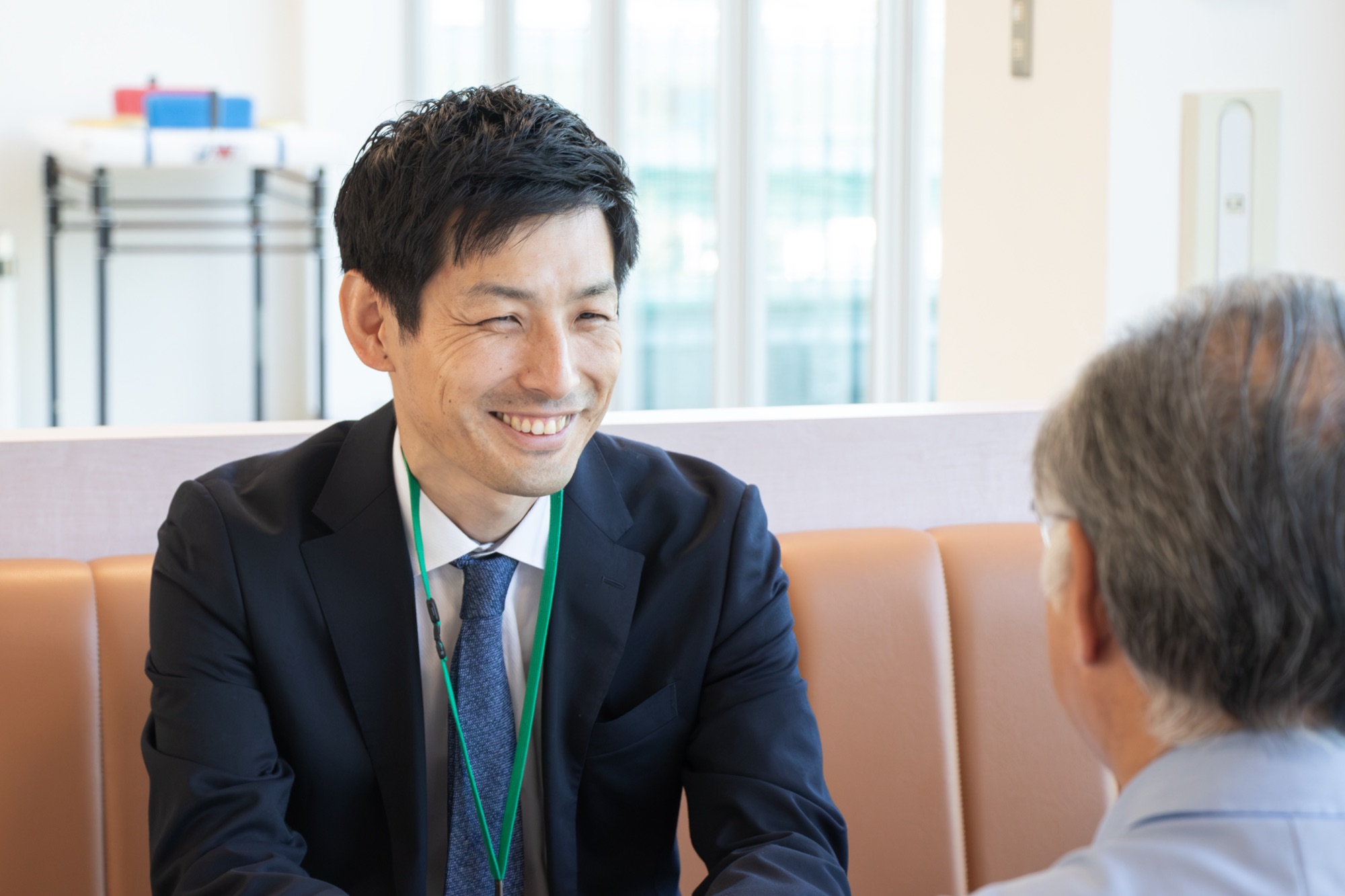 笑顔で取材に答える田中産業株式会社の採用担当者
