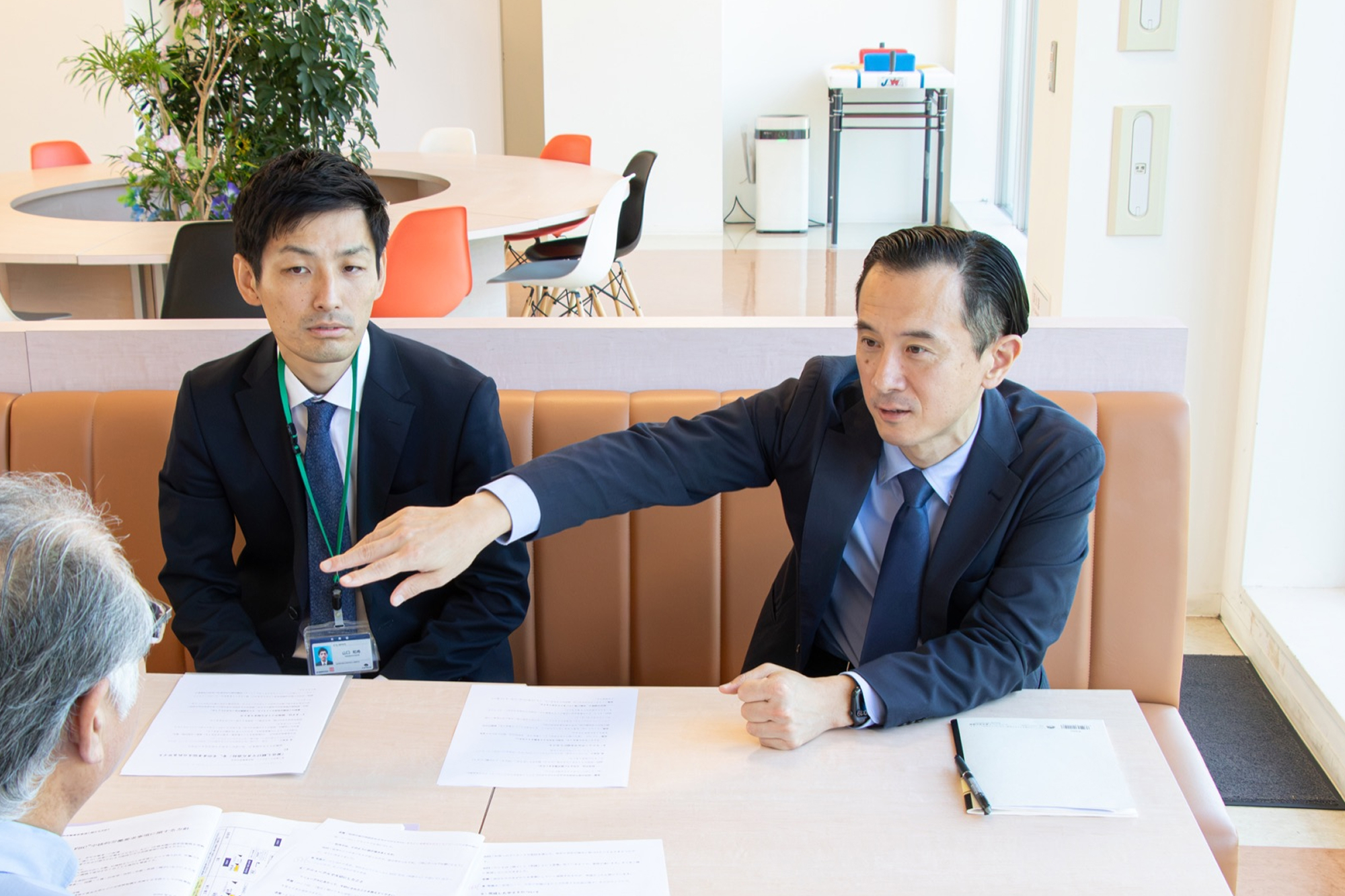 資料を広げて取材に答える志賀様と山口様